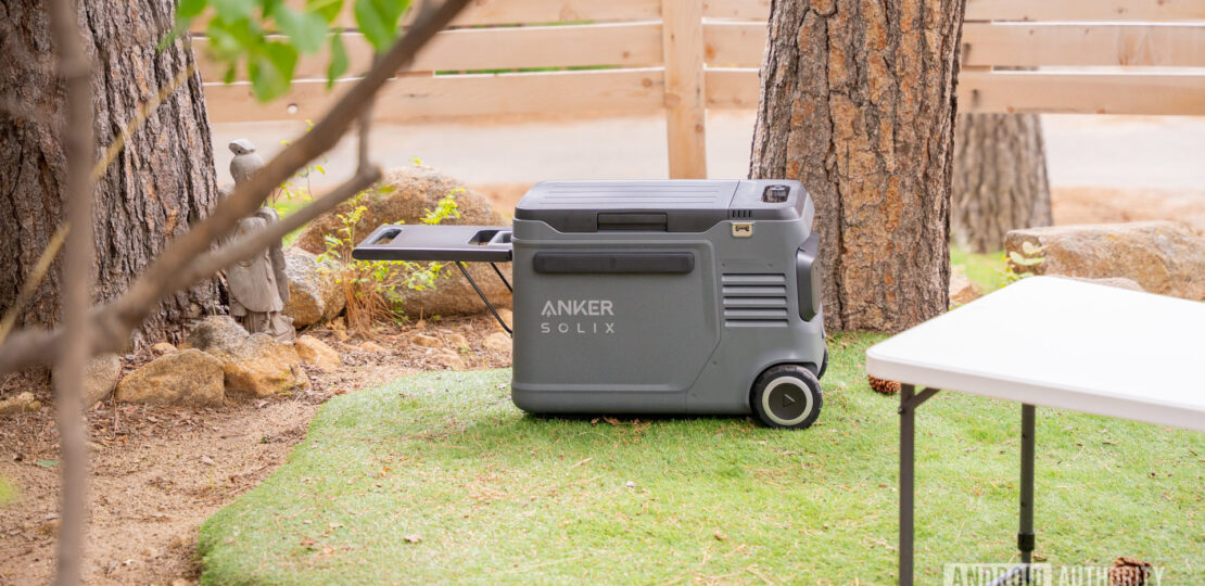 Anker-SOLIX-EverFrost-2-40L-with-handletable-propped-up-4.jpg