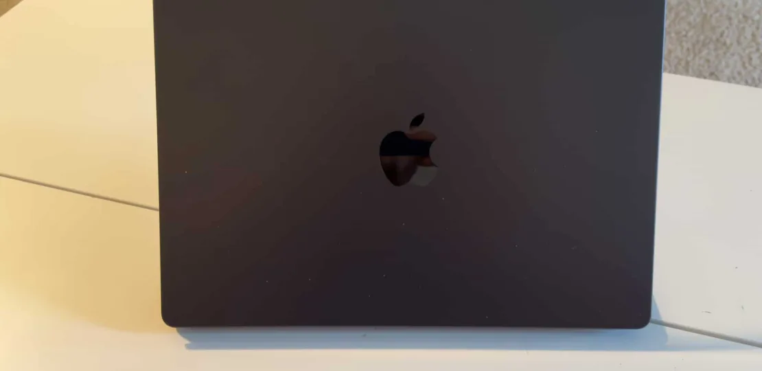 Apple-MacBook-Pro-AM-AH-2-jpg.webp.webp