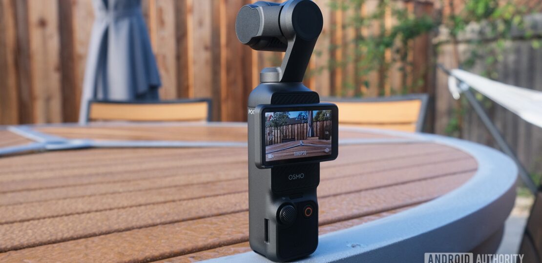 DJI-Osmo-Pocket-3-on-table-with-display-in-landscape-mode.jpg