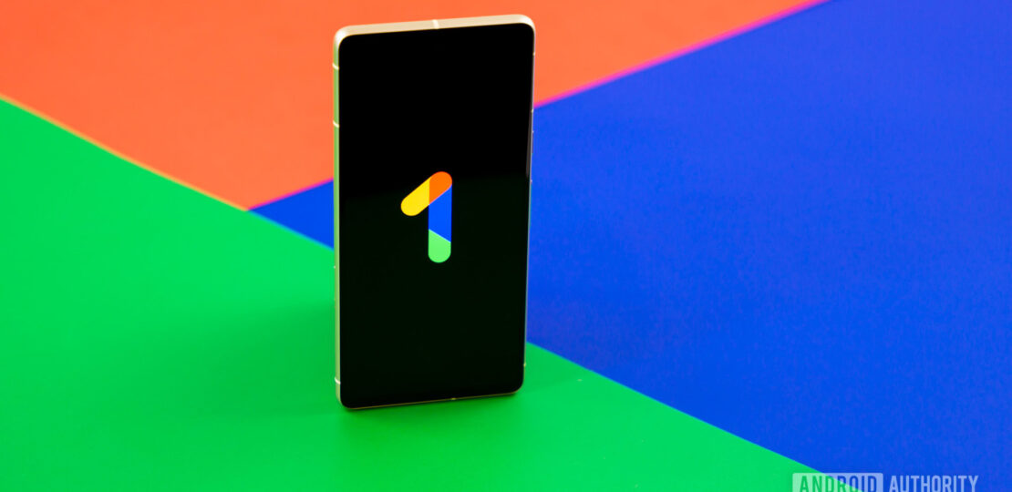 Google-One-logo-on-smartphone-Stock-photo-5.jpg