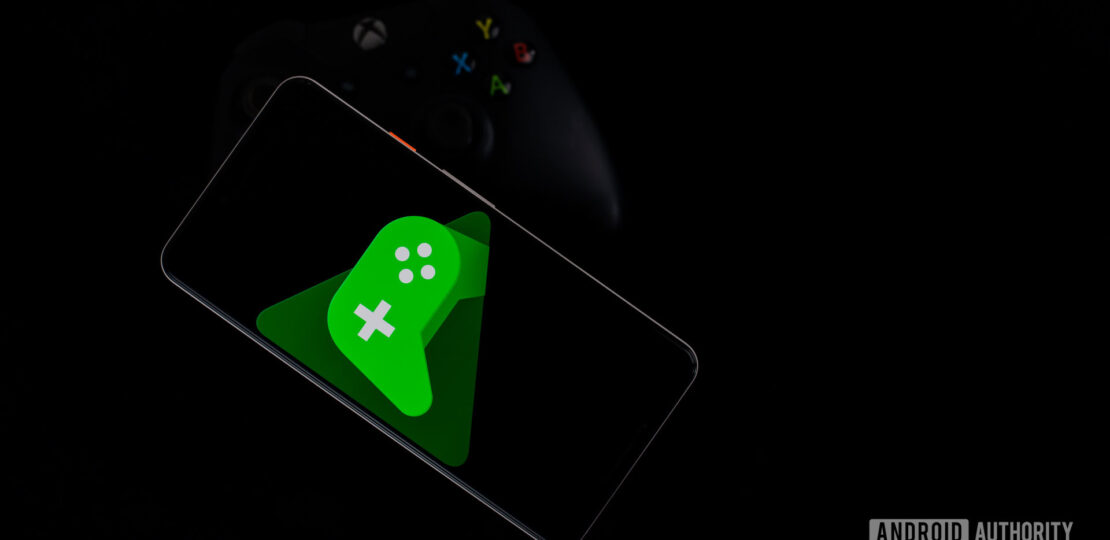 Google-Play-Games-on-smartphone-with-controller-stock-photo-4.jpg