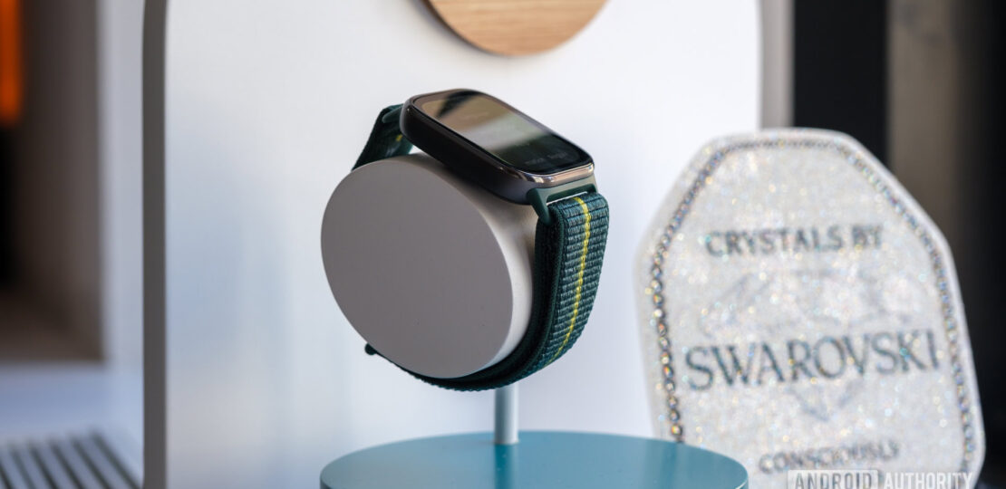 Motorola-Moto-Watch-Fit-on-stand.jpg