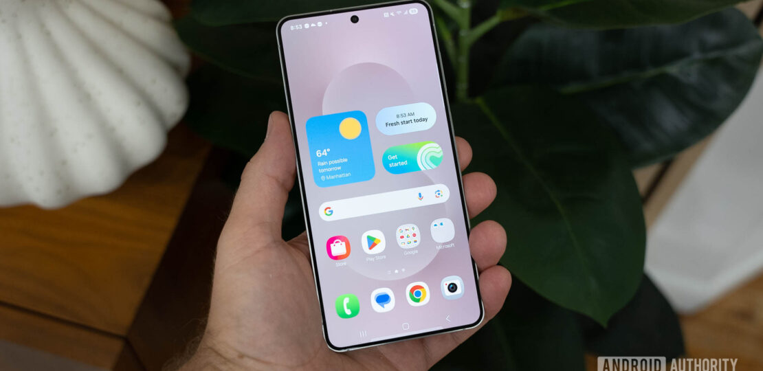 Samsung-Galaxy-S25-Edge-Home-Screen-In-Hand-Showing-One-UI-7.jpg
