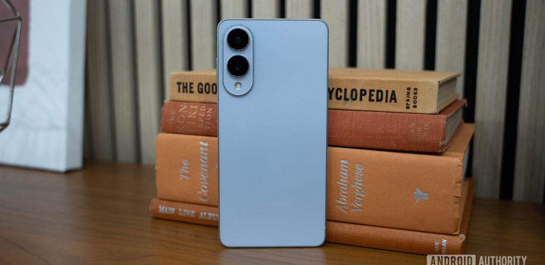 Samsung-Galaxy-S25-Edge-Icyblue-Against-Books.jpg