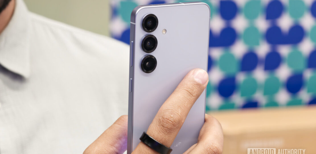 Samsung-Galaxy-S25-in-hand-showing-back.jpg