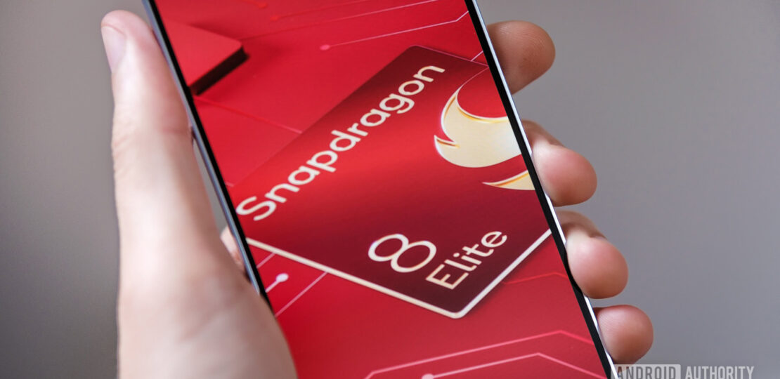 Snapdragon-8-Elite-logo-in-hand.jpg