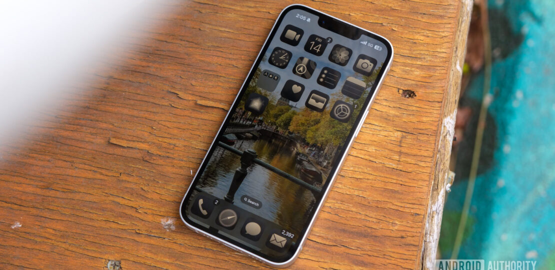 iPhone-16e-home-screen-outdoors.jpg