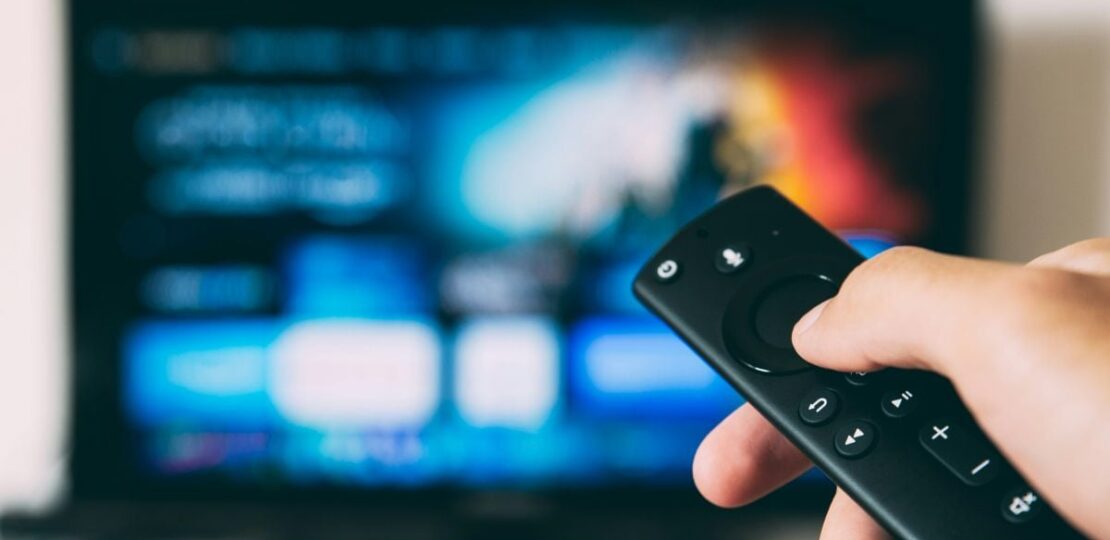 smart_tv_glenn_carstens_peters_unsplash_1744960382559.jpg