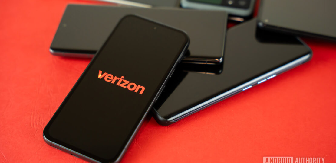 2024-Verizon-logo-on-smartpohone-Stock-photo-10.jpg
