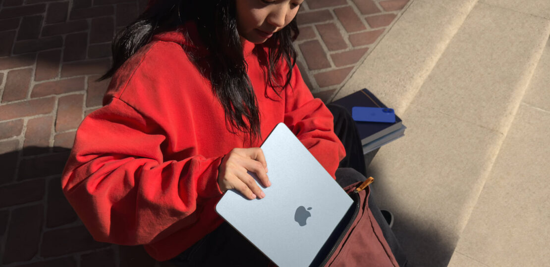 Apple-MacBook-Air-M4-in-bag.jpg