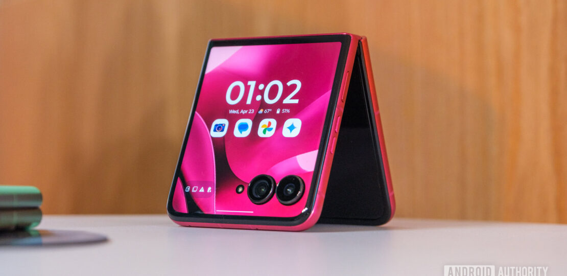 Motorola-Razr-Plus-on-table.jpg