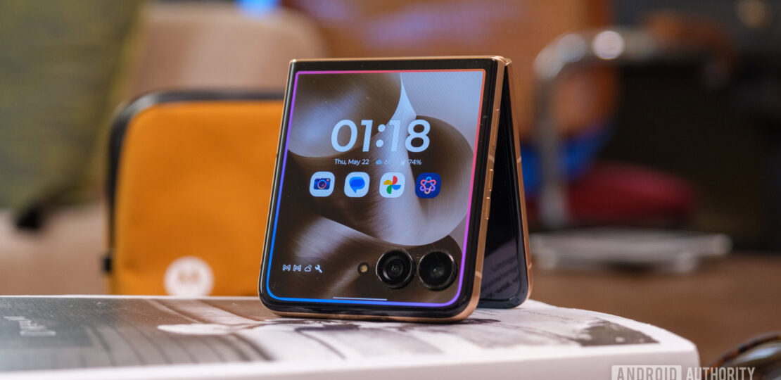 Motorola-Razr-Ultra-tent-mode-ai-rainbow.jpg
