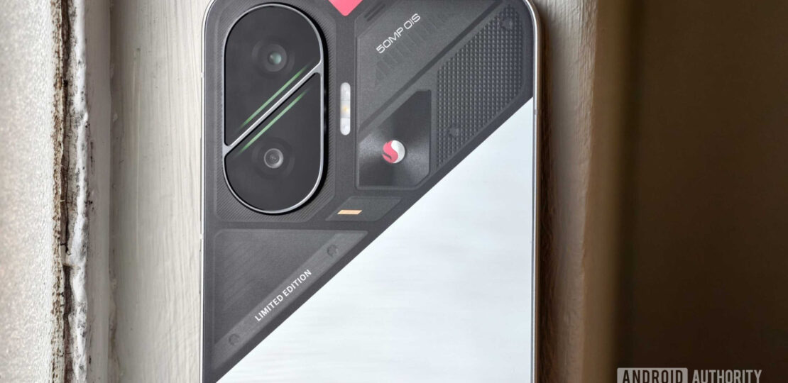 POCO-F7-with-Snapdragon-logo-scaled.jpg