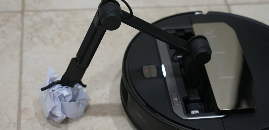 Roborock-Saros-Z70-ready-to-grab-paper.jpg