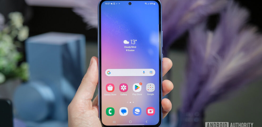 Samsung-Galaxy-A54-5G-homescreen-in-hand.jpg