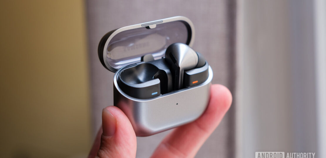 Samsung-Galaxy-Buds-3-Pro-one-earbud-in-case.jpg