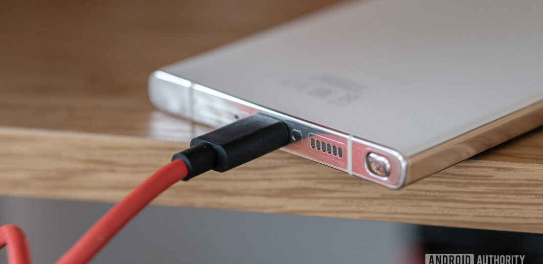 Samsung-Galaxy-S23-Ultra-USB-C-plugged-in.jpg