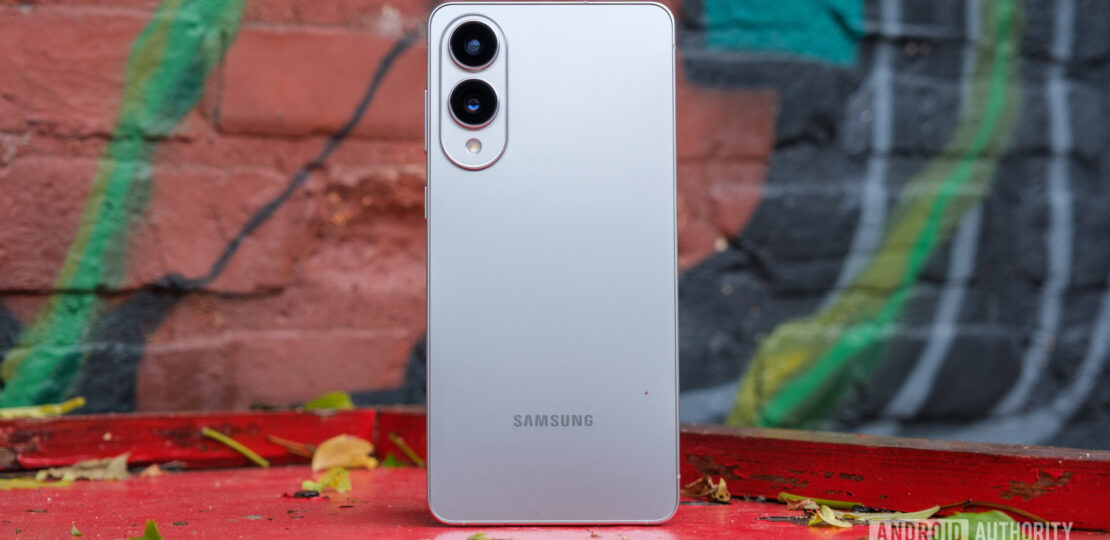 Samsung-Galaxy-S25-Edge-standing-hero.jpg