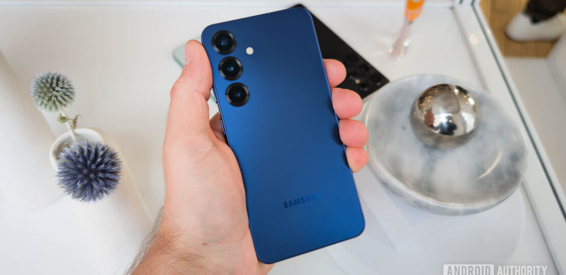 Samsung-Galaxy-S25-in-hand-in-Navy-colorway.jpg