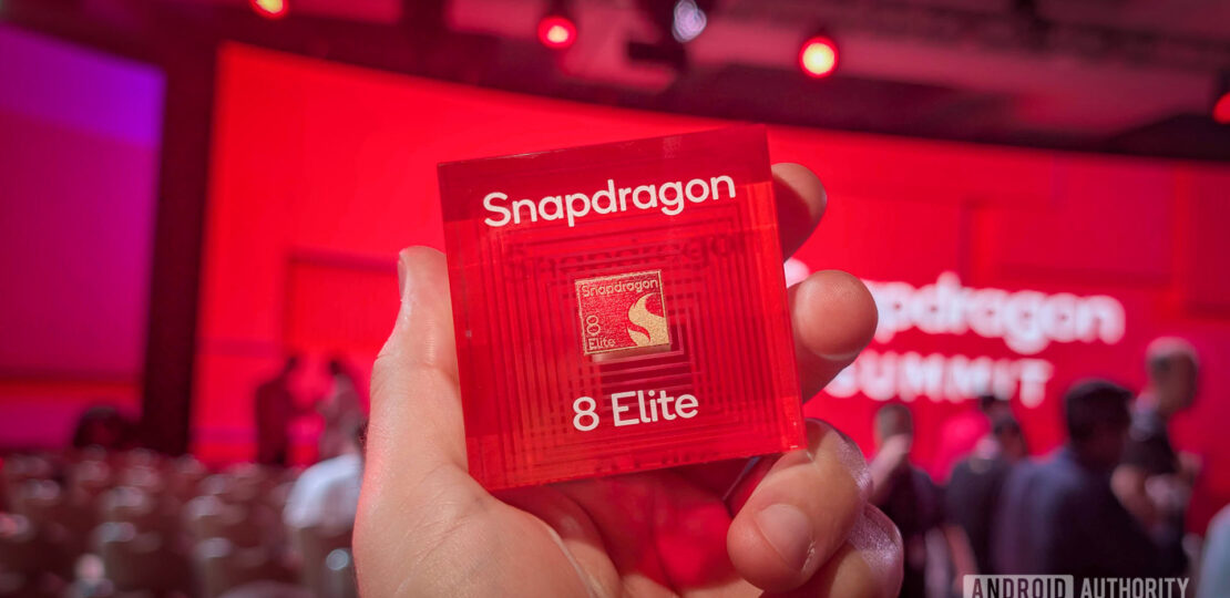 Snapdragon-8-Elite-chip-in-hand.jpg
