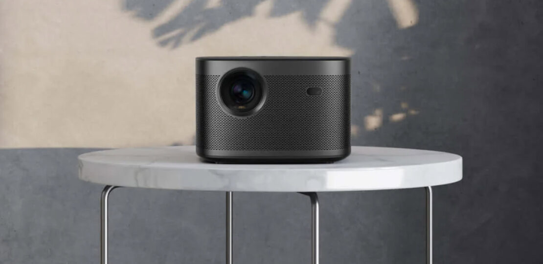 XGIMI-Horizon-Pro-4K-on-table.jpg