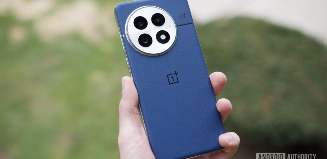 oneplus-13-blue-back-outside-2-scaled.jpeg