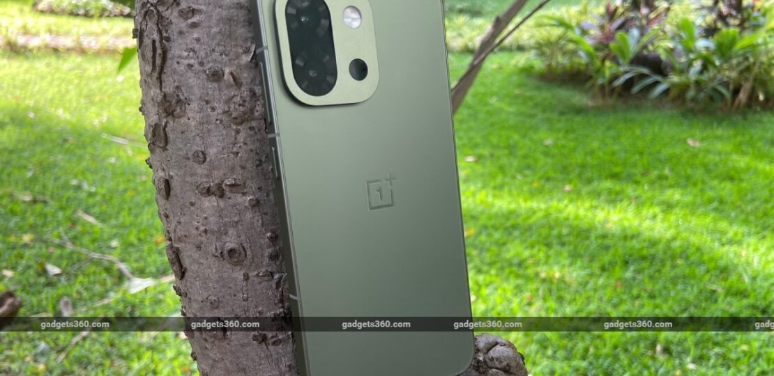 oneplus_13s_review_ndtv_design2_1748975165974.jpg