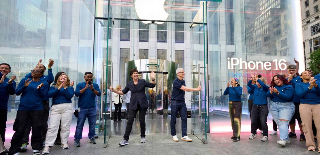Apple-Fifth-Avenue-New-York-Deirdre-O-Brien-Tim-Cook-store-queue-240920-scaled.jpg