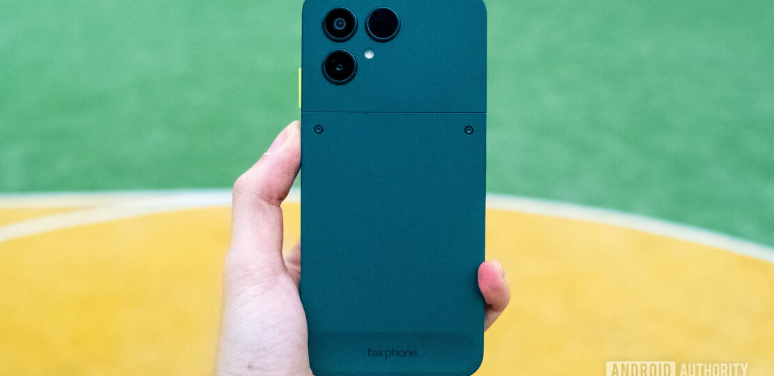 Fairphone-Gen-6-in-hand.jpg