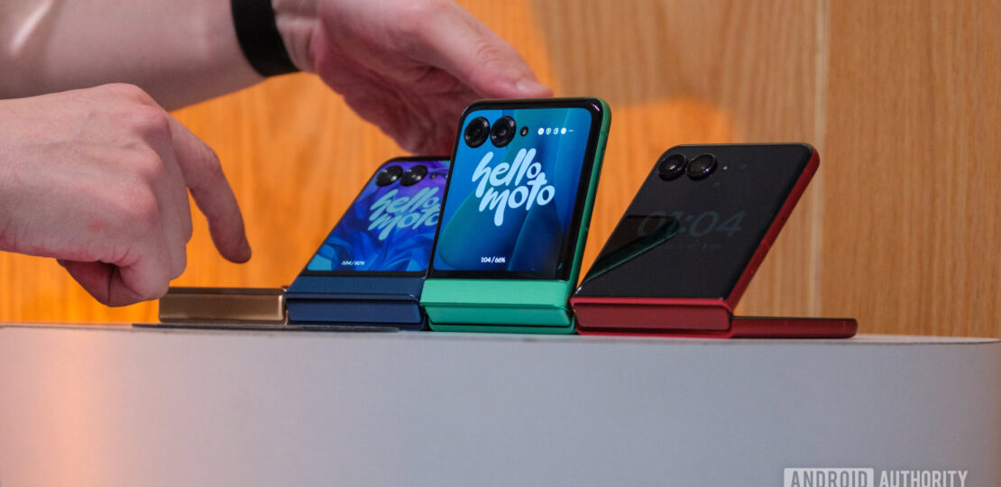 Motorola-Razr-2025-series-on-table.jpg