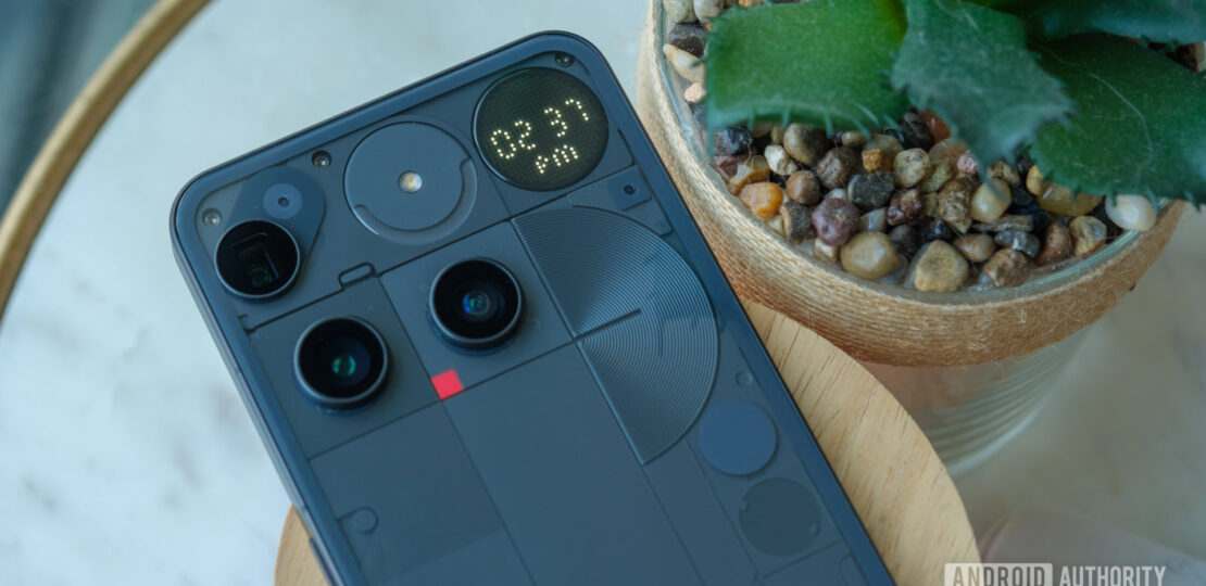 Nothing-Phone-3-glyph-matrix-lit-up.jpg