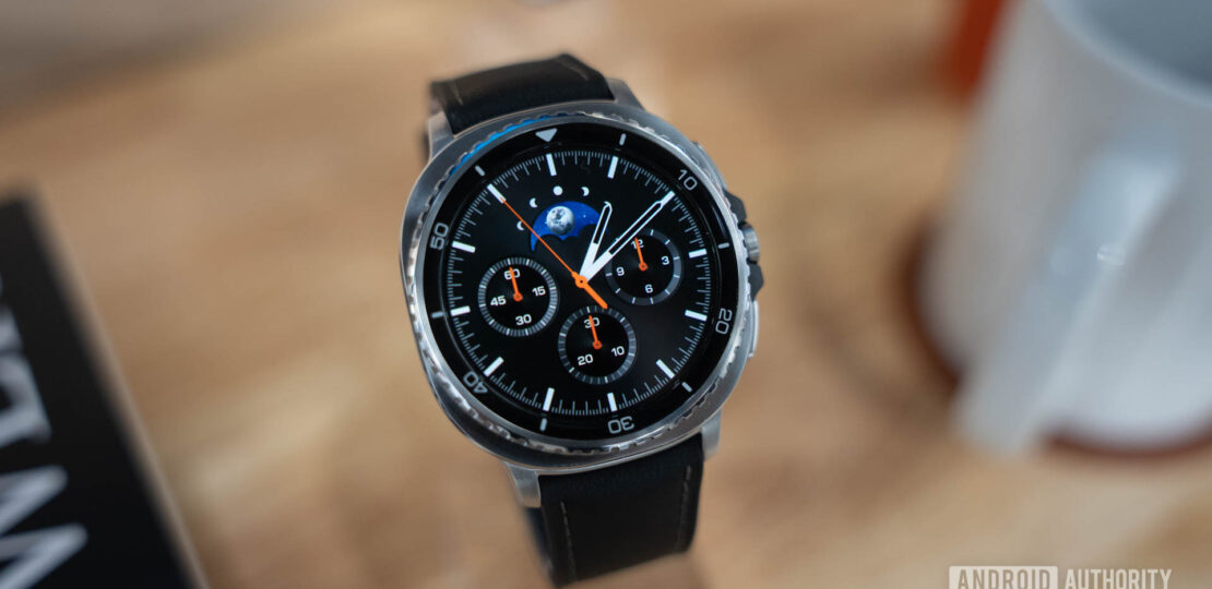 Samsung-Galaxy-8-Classic-showing-pilot-watch-face.jpg