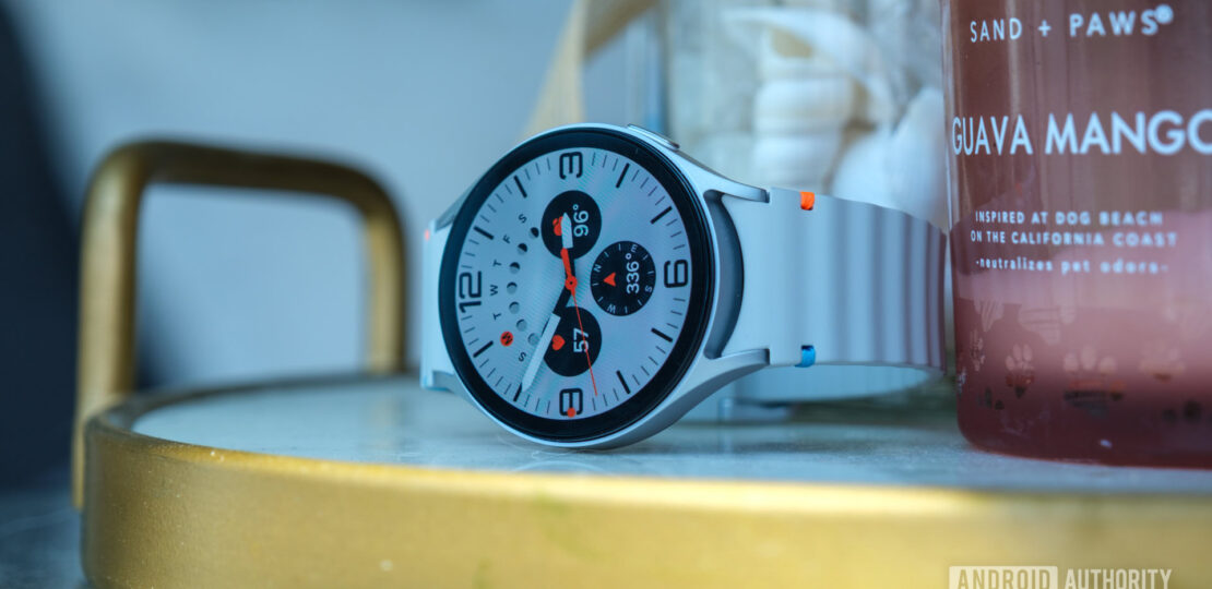 Samsung-Galaxy-Watch-7-Simple-Ultra-face-sideways.jpg
