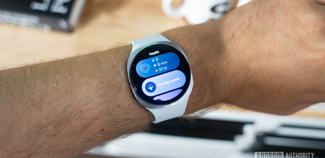 Samsung-Galaxy-Watch-8-on-wrist-showing-widgets.jpg