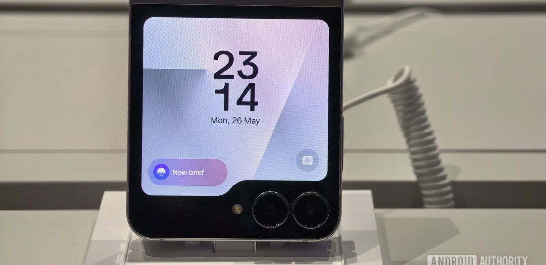 Samsung-Galaxy-Z-Flip-7-FE-on-display.jpg