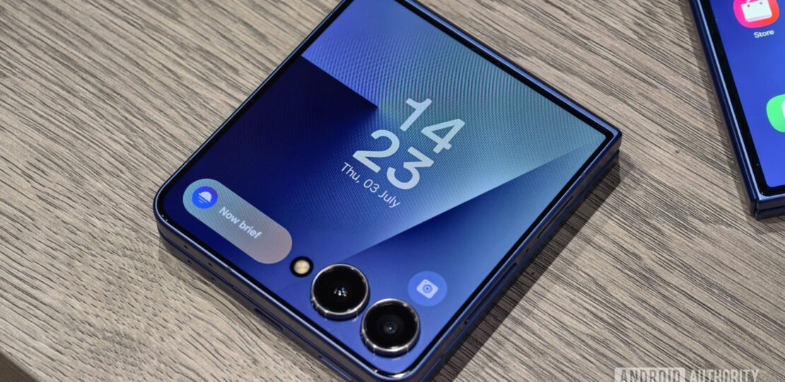 Samsung-Galaxy-Z-Flip-7-showing-cover-screen-and-Now-Brief-icon-scaled.jpg