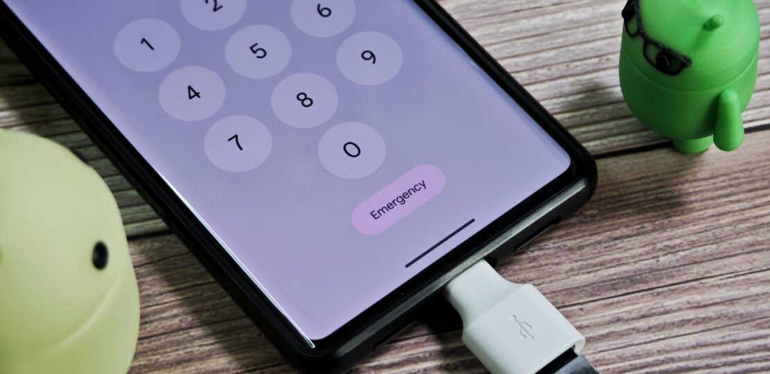 USB_stick_plugged_into_an_Android_phone_while_locked_hero_image-scaled.jpg