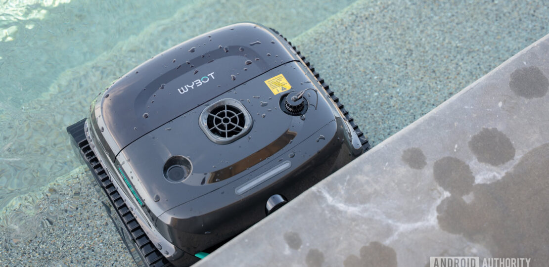 Wybot-C2-Vision-next-to-pool-wet-2.jpg