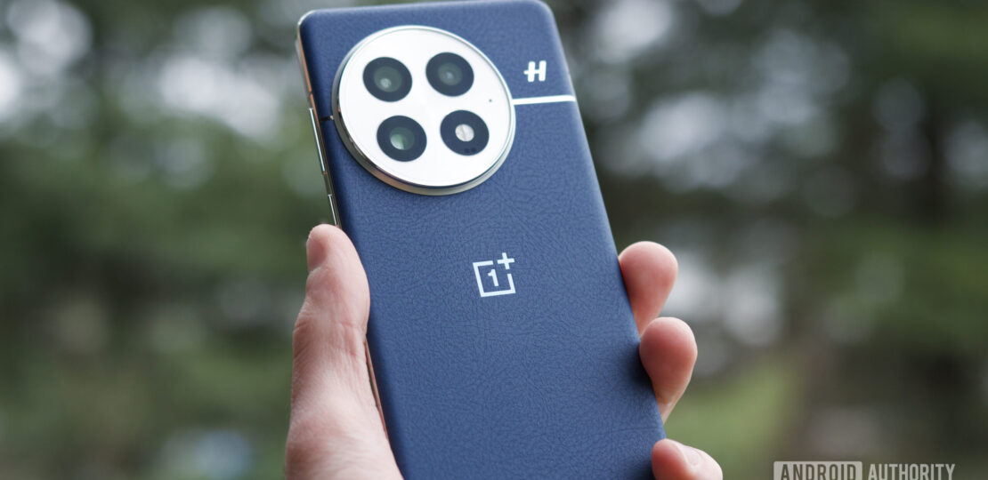 oneplus-13-close-up-logo-phone-scaled.jpg