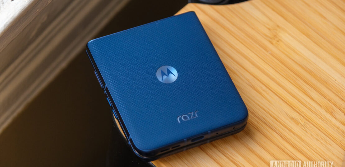 Motorola-Razr-2025-rear-nylon-texture.jpg