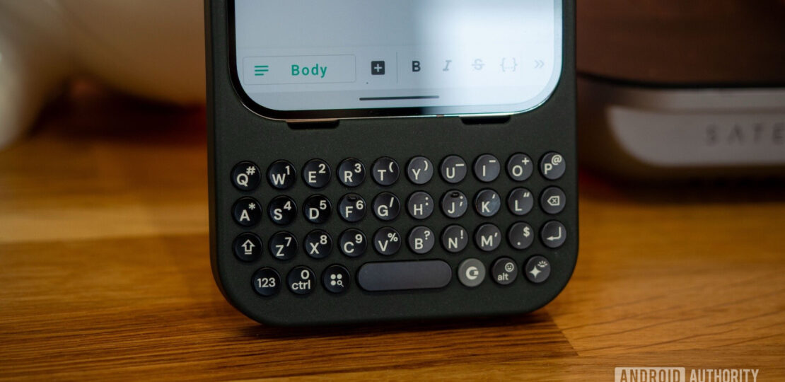 clicks-keyboard-pixel-9-pro-focus-on-keys.jpg