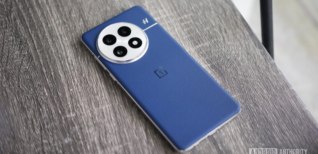 oneplus-13-back-blue-leather-hero-feature-scaled.jpg