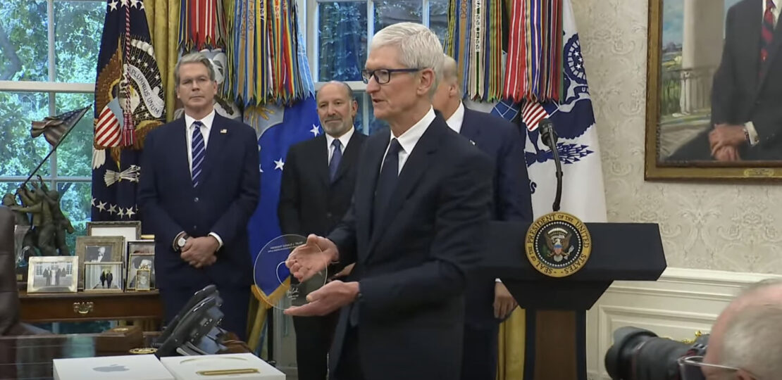 trump-apple-ceo-gold-whitehouse.jpg